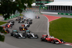 Lewis Hamilton, Mercedes AMG F1 W07 Hybrid dan rekan setim Nico Rosberg, Mercedes AMG F1 W07 Hybrid