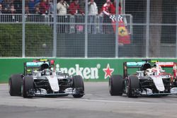 (Ki ke Ka):Nico Rosberg, Mercedes AMG F1 W07 Hybrid dan rekan setim Lewis Hamilton, Mercedes AMG F1 