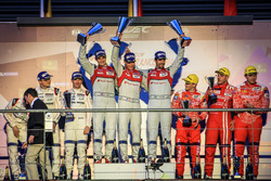 Podium: juara lomba Lucas di Grassi, Loic Duval, Oliver Jarvis, Audi Sport Team Joest, peringkat ked