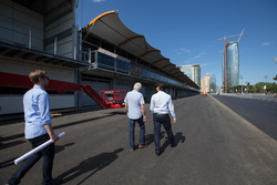 Charlie Whiting in Baku om het circuit in inspecteren