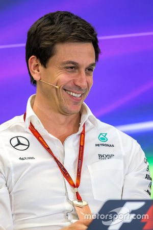 Toto Wolff, Mercedes AMG F1 accionista y Director Ejecutivo en la Conferencia de prensa FIA