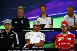 The FIA Press Conference (From back row (L to R)): Kevin Magnussen, Renault Sport F1 Team; Romain Gr