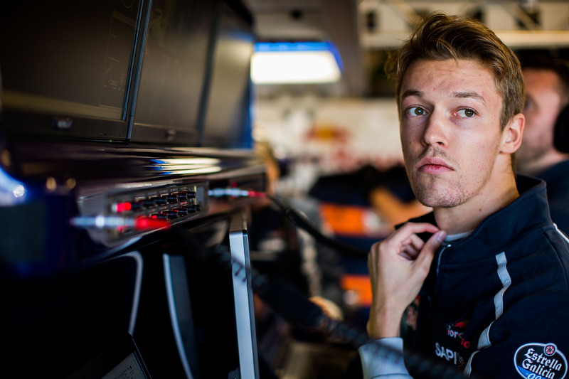 2016 год. В боксах Toro Rosso по ходу пятничных тренировок