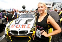 Gridgirl van #23 ROWE Racing, BMW M6 GT3: Alexander Sims, Philipp Eng, Maxime Martin, Dirk Werner