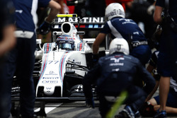 Valtteri Bottas, Williams FW38 in the pits