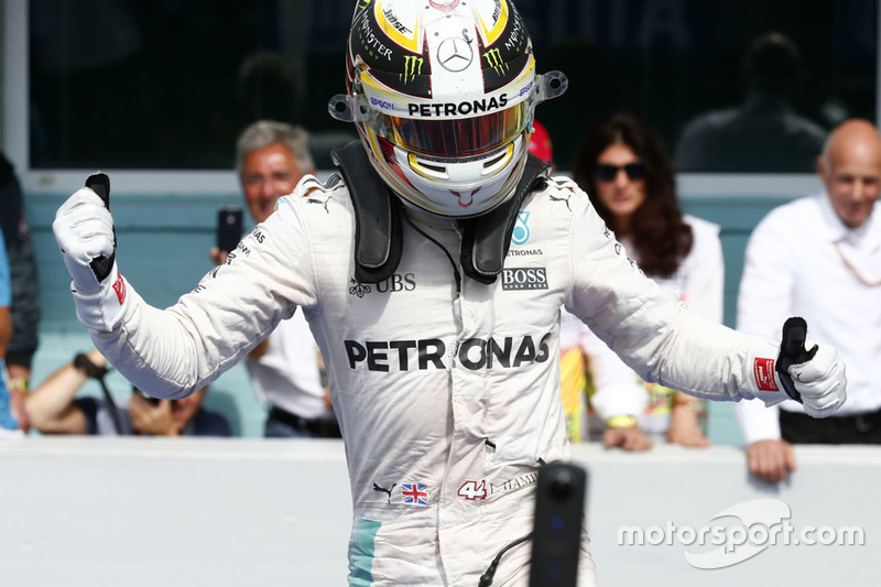 Yarış galibi Lewis Hamilton, Mercedes AMG F1 W07 Hybrid, parc ferme