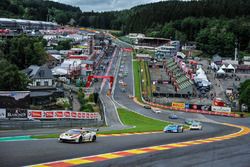 Das Feld der Lamborghini Super Trofeo in Eau Rouge