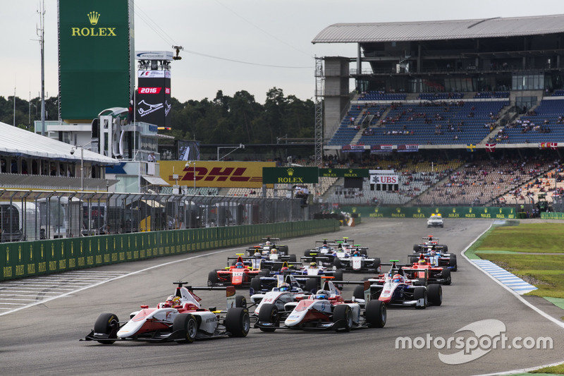 Charles Leclerc, ART Grand Prix precede Alexander Albon, ART Grand Prix