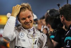 Le vainqueur Nico Rosberg, Mercedes AMG F1fête sa victoire au parc fermé