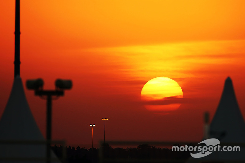 El sol se pone sobre el circuito