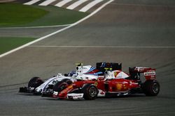 Kimi Raikkonen, Ferrari SF16-H et Valtteri Bottas, Williams FW38