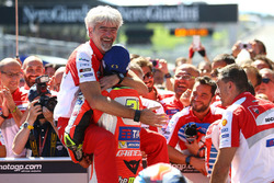 Le vainqueur Andrea Iannone, Ducati Team, avec Gigi Dall'Igna, Directeur général Ducati Corse