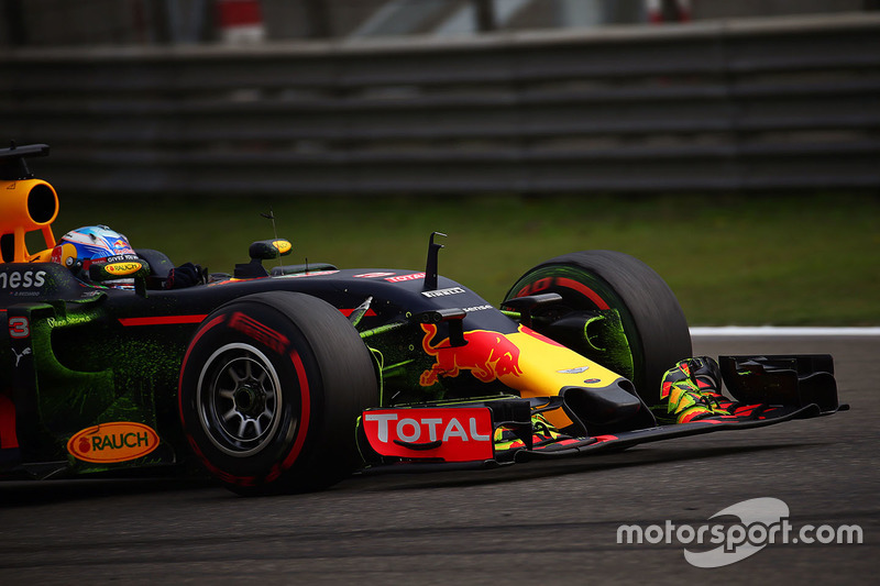 Daniel Ricciardo, Red Bull Racing RB12 flujo de agua sobre la pintura del auto