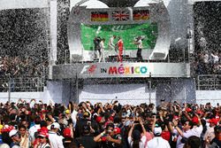 Primer lugar Lewis Hamilton, Mercedes AMG F1 W07 , segundo lugar Nico Rosberg, Mercedes AMG Petronas