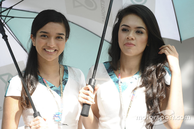 Grid girls Petronas