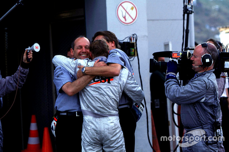 Ron Dennis dan Mika Hakkinen, McLaren, merayakan gelar juara dunia mereka