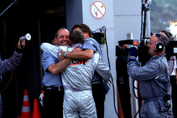 Ron Dennis et Mika Hakkinen, McLaren fêtent les titres