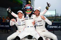 Ganador de la carrera #1 Porsche Team Porsche 919 Hybrid: Timo Bernhard, Mark Webber, Brendon Hartle