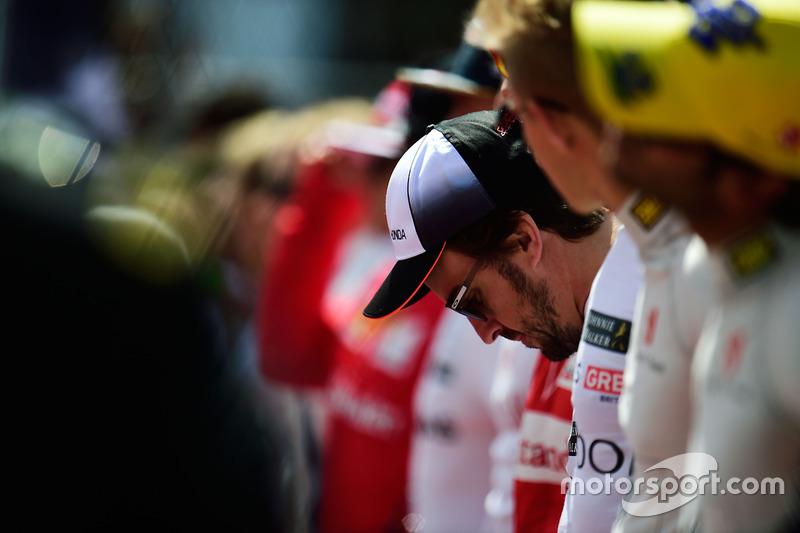 Fernando Alonso, McLaren durante el himno