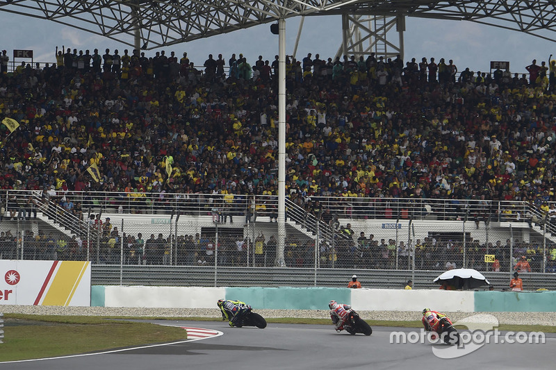 Rossi persiste et signe en tête de course