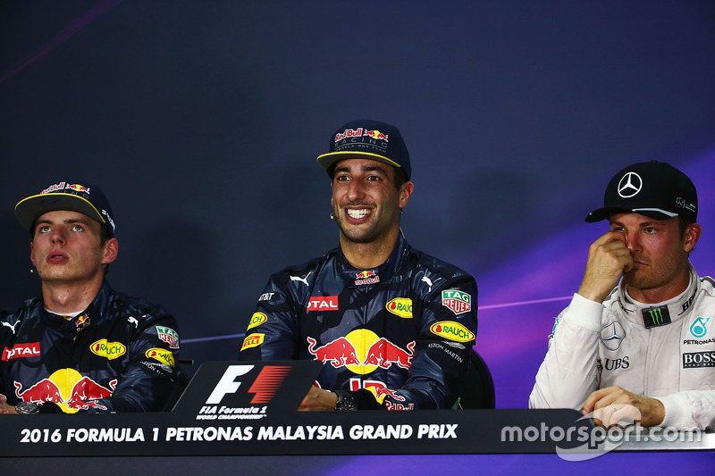 La ost conferencia de prensa FIA (izquierda a derecha): Max Verstappen, Red Bull Racing, segundo; Daniel Ricciardo, Red Bull Racing, ganador de la carrera; Nico Rosberg, de Mercedes AMG F1, tercera