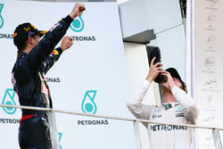 Третє місце Ніко Росберг, Mercedes AMG F1 святкує на подіумі і п’є шампанське із гоночного черевика