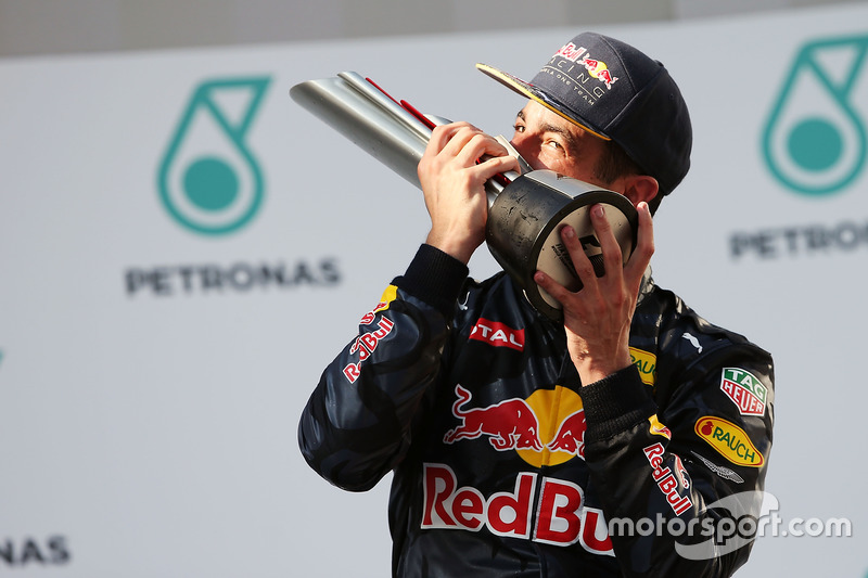 Daniel Ricciardo, Red Bull Racing ganador de la carrera celebra en el podio