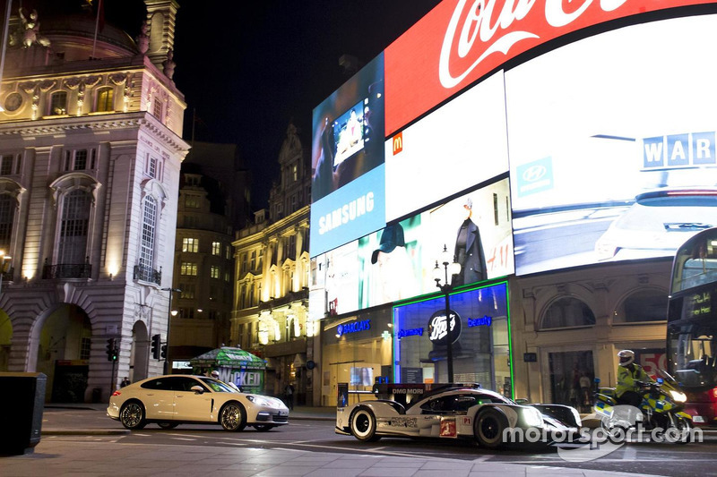 Merk Webber met de Porsche 919 Hybrid LMP1 in Londen