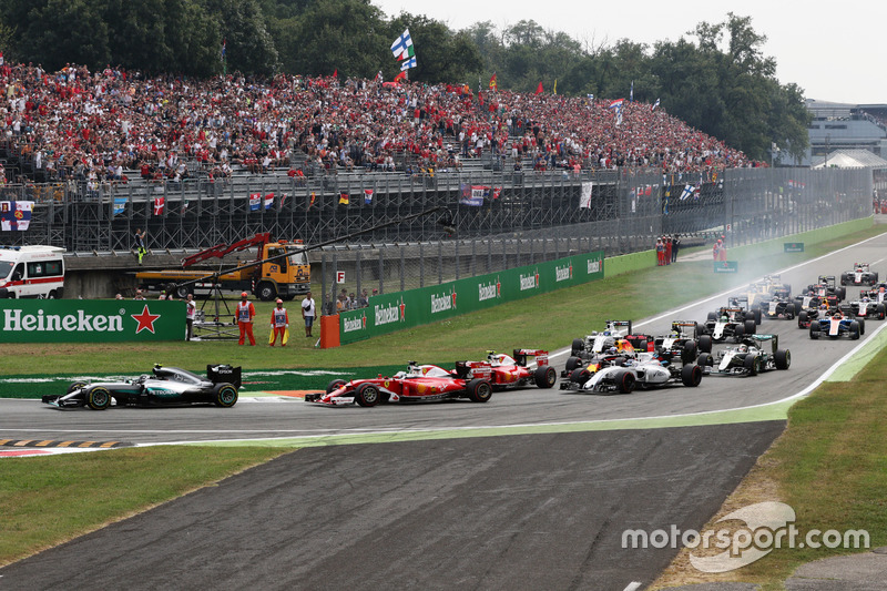 Nico Rosberg, Mercedes AMG F1 W07 Hybrid leads at the start of the race