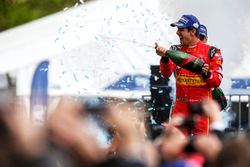 Podio: ganador Lucas di Grassi, deporte de Audi ABT Schaeffler celebra con champagne