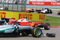 Kimi Raikkonen, Ferrari SF16-H and Lewis Hamilton, Mercedes AMG F1 W07 with broken front wings at the start of the race