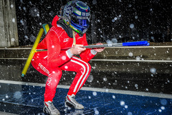 Dominik Kraihamer speelt in de sneeuw in de pitlane