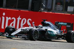 Ganador de la carrera Lewis Hamilton, híbrido de Mercedes AMG F1 W07 celebra el final de la carrera