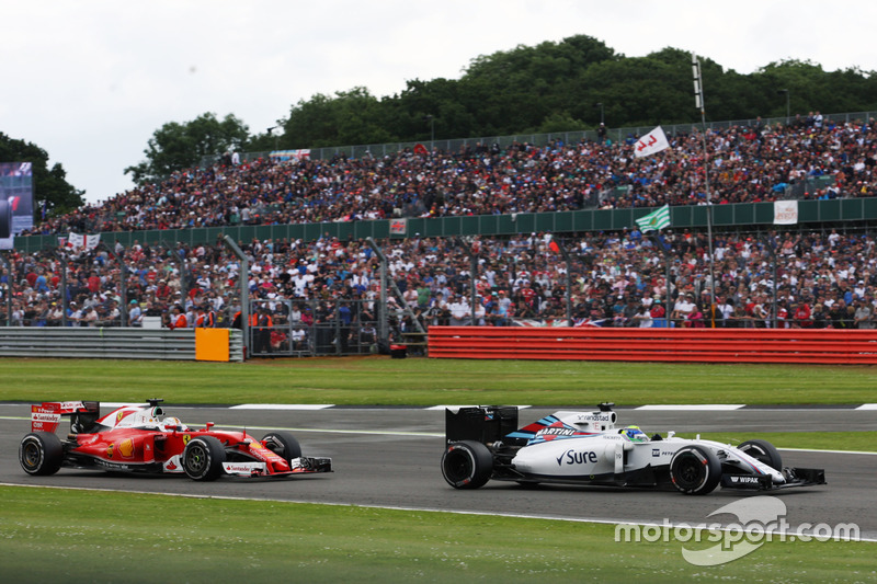 Sebastian Vettel sólo pudo ser noveno y además recibió una penalización de cinco segundos por obligar a Felipe Massa a salirse de pista mientras le adelantaba. Mala carrera del alemán, que además cometió un error en la primera curva que le hizo trompear.