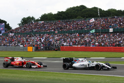 Феліпе Масса, Williams FW38 попереду Себастьяна Феттеля, Ferrari SF16-H