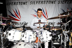 Pascal Wehrlein, Manor Racing spielt Schlagzeug auf der Silverstone-Bühne
