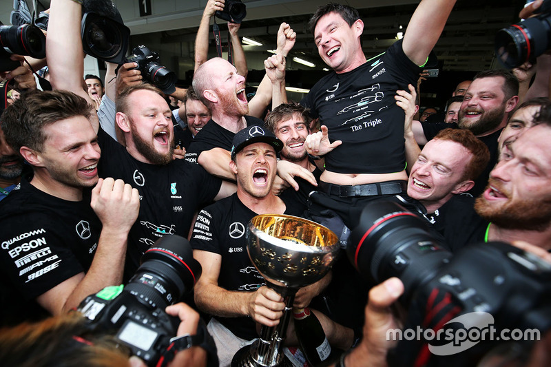 Race winner Nico Rosberg, Mercedes AMG F1 celebrates the Constructors' title with the team