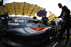 L'équipe au travail sur la voiture de Jenson Button, McLaren MP4-31, sur la grille