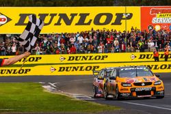 les vainqueurs Will Davison, Jonathon Webb, Tekno Autosports Holden