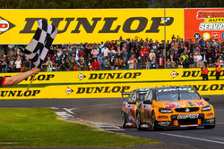 les vainqueurs Will Davison, Jonathon Webb, Tekno Autosports Holden