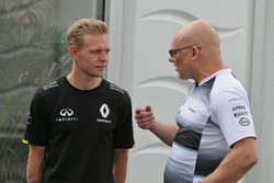 Kevin Magnussen, Renault Sport F1 Team with Matt Bishop, McLaren Press Officer