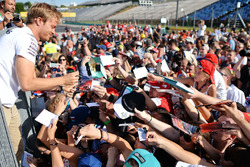 Nico Rosberg, Mercedes AMG F1, gibt Autogramme