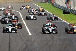 Start action: Lewis Hamilton, Mercedes AMG F1 W07 Hybrid leads Daniel Ricciardo, Red Bull Racing RB1