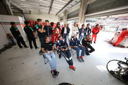 #53 AF Corse, Ferrari 488 GT3: Olivier Beretta con Peter Mann e la squadra