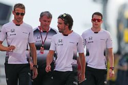 Jenson Button, Fernando Alonso en Stoffel Vandoorne,, McLaren F1 Team