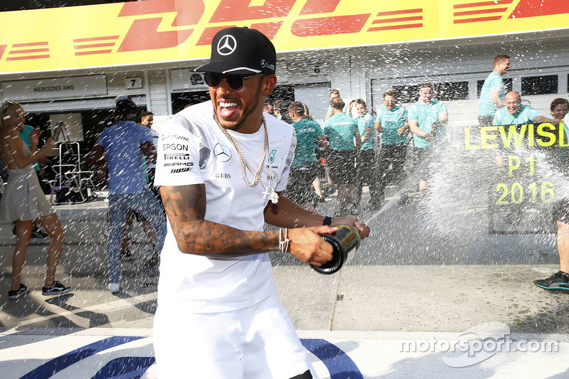 Winner Lewis Hamilton, Mercedes AMG F1 celebrates with the team