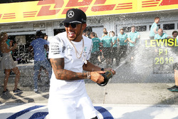 Winner Lewis Hamilton, Mercedes AMG F1 celebrates with the team
