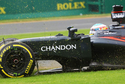 Fernando Alonso, McLaren MP4-31 spin