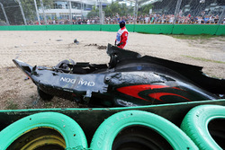 La McLaren MP4-31 de Fernando Alonso, McLaren est ramenée des graviers après son accident