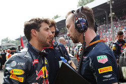 Daniel Ricciardo, Red Bull Racing with Simon Rennie, Red Bull Racing Race Engineer on the grid